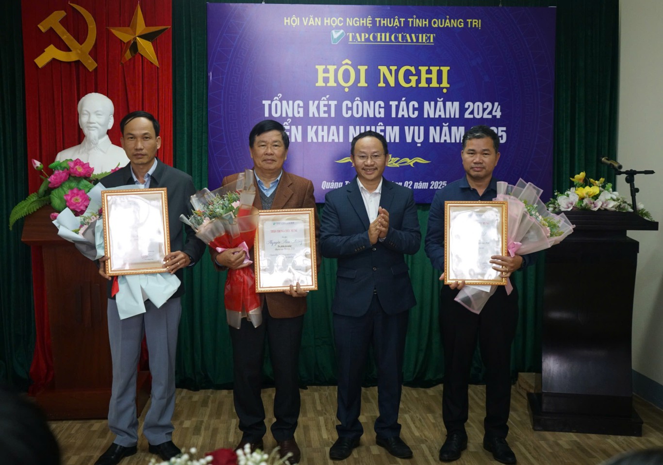 &Ocirc;ng Hồ Thanh Thọ, Ph&oacute; Tổng bi&ecirc;n tập Tạp ch&iacute; Cửa Việt trao tặng tưởng c&aacute;c t&aacute;c phẩm ấn tượng cho c&aacute;c cộng t&aacute;c vi&ecirc;n